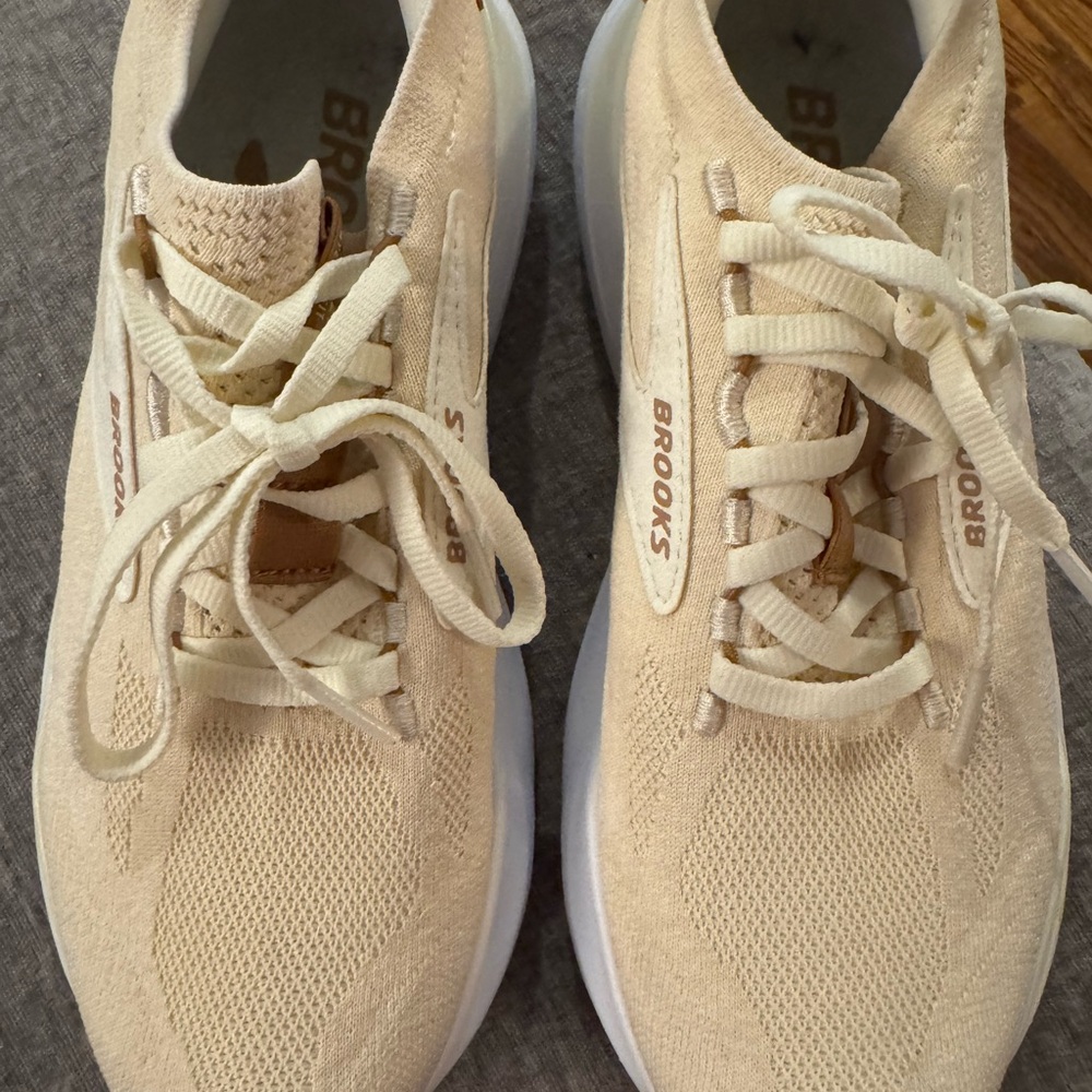 Women’s Brooks Glycerin StealthFit 21 in Marshmellow/Cream/Biscuit running shoes
